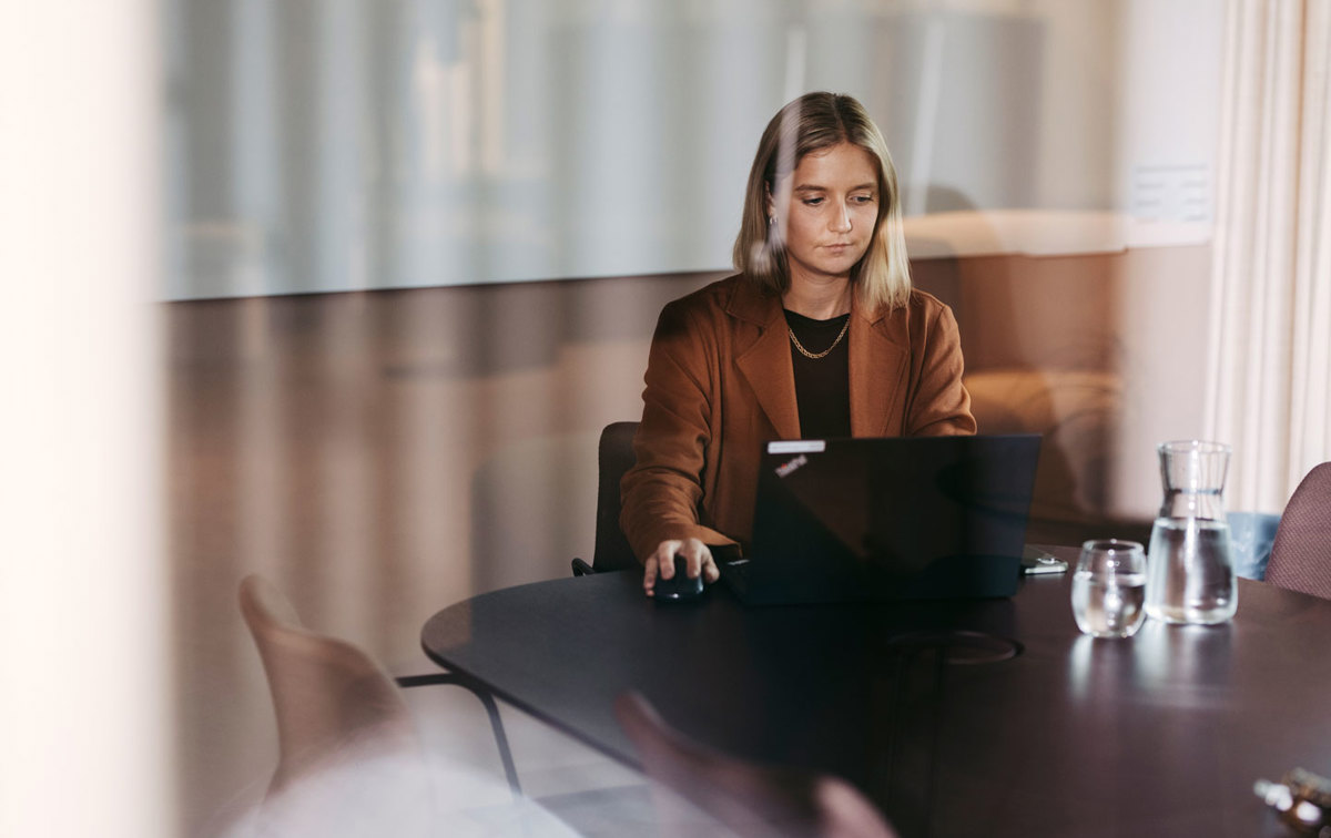 Eine Frau arbeitet an ihrem Laptop