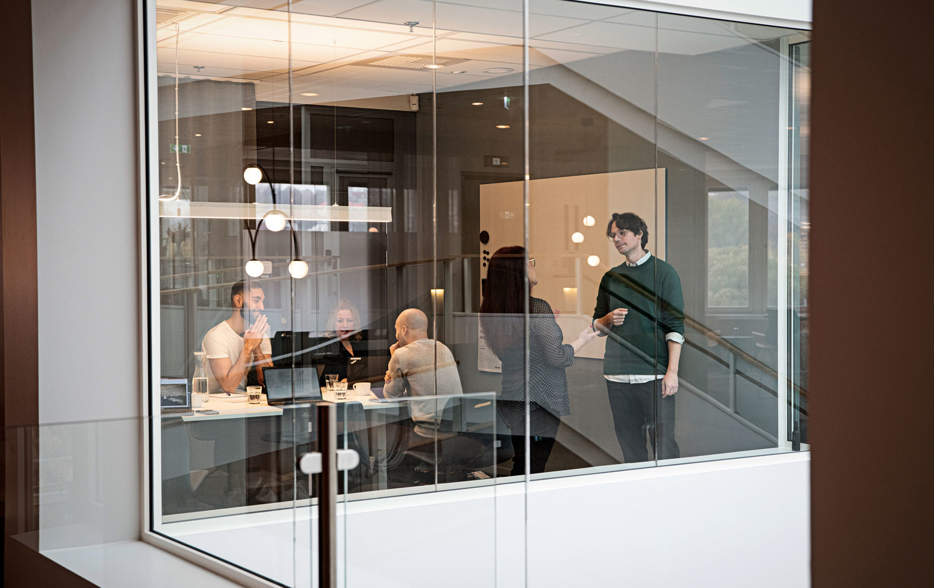 Intrum Mitarbeiter in einem Meetingraum
