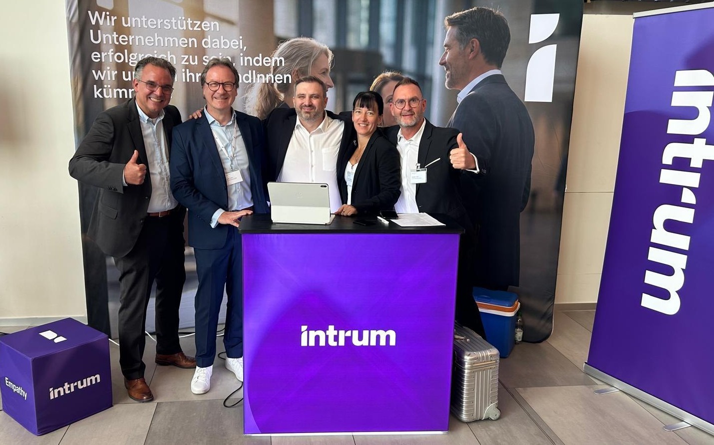 Gruppenbild Sales und Key Account Banking beim NPL Forum 2026 am Intrum Deutschland Messestand