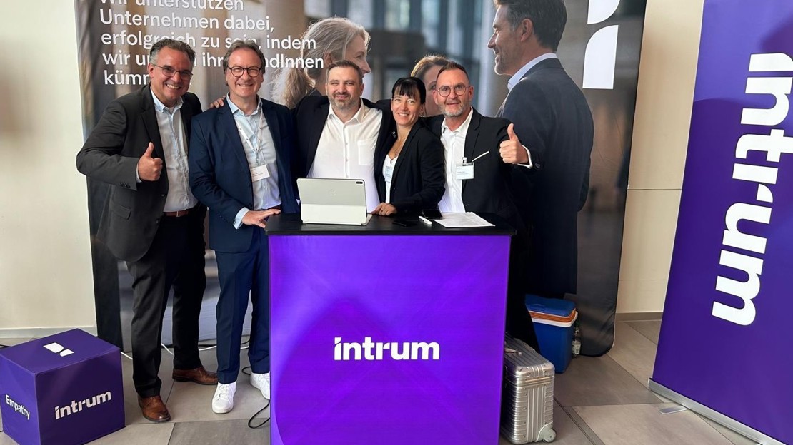 Gruppenbild Sales und Key Account Banking beim NPL Forum 2026 am Intrum Deutschland Messestand