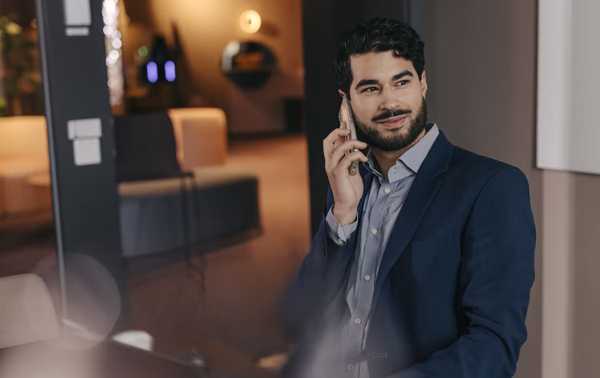 Ein Mann hält sich ein Smartphone an sein Ohr.